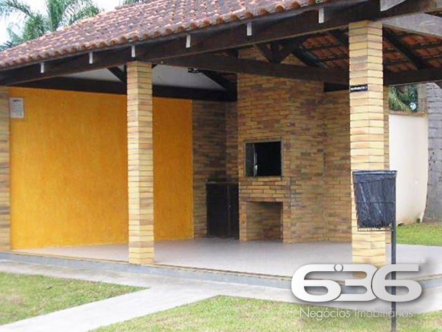 Seu novo lar no Costa e Silva: conforto, praticidade e localização estratégica em Joinville!

Este apartamento é a escolha perfeita para quem busca qualidade de vida, praticidade no dia a dia e excelente custo-benefício. Localizado no tradicional bairro Costa e Silva, em rua pavimentada e com fácil acesso às principais vias da cidade, este imóvel entrega tudo o que você procura para viver bem com a sua família.

Com 70 m² de área, o apartamento possui uma planta funcional e bem distribuída. São 3 dormitórios, sendo o principal com ar-condicionado e móveis sob medida. Um dos quartos foi transformado em closet, oferecendo versatilidade e organização. O ambiente social é integrado, conectando sala de estar, sala de jantar e a cozinha planejada — tudo com muita iluminação natural e ventilação cruzada, trazendo conforto térmico e charme ao espaço.

A sacada é um convite para os momentos de tranquilidade, enquanto a cozinha conta com móveis sob medida que permanecem no imóvel, agregando ainda mais valor à aquisição. 

O condomínio oferece infraestrutura completa: área de festas, piscina, quadra esportiva, gazebo e vigilância eletrônica, ideal para quem valoriza lazer e segurança. O apartamento conta com 1 vaga de garagem coberta, com possibilidade de uso de vagas rotativas no pátio interno.

Permite animais, está perto de escolas, hospitais, supermercados, shopping e transporte público. Tudo isso em um bairro valorizado e em constante desenvolvimento.

Não perca essa oportunidade! Agende sua visita com um dos nossos corretores da 636 Negócios Imobiliários e venha conhecer de perto esse excelente imóvel!
 
636 NEGÓCIOS IMOBILIÁRIOS: A SUA MELHOR ESCOLHA
Com mais de 30 anos de experiência, a 636 Negócios Imobiliários é sua parceira ideal para encontrar o imóvel perfeito. Estamos prontos para ajudá-lo a fazer deste imóvel o seu novo lar.
 
Telefone: (47) 3451-0636
WhatsApp: (47) 99190-0636
 
Não perca esta oportunidade única. Visite nosso site para mais informações: i636.com.br