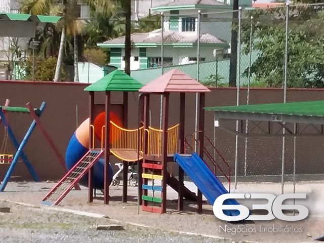 Excelente oportunidade no bairro Saguaçu – conforto, localização e praticidade em um só lugar!
Apresentamos este charmoso apartamento, com 47,19m² de área construída, localizado no bairro Saguaçu, um dos endereços mais procurados e valorizados de Joinville/SC. Ideal para quem busca praticidade, segurança e um ótimo custo-benefício, seja para moradia ou investimento.
O imóvel conta com 2 dormitórios bem ventilados, banheiro social com box em vidro fosco, sala de estar e jantar integradas, além de cozinha funcional com lavanderia e armários aéreos. Todos os ambientes são bem iluminados por janelas amplas que proporcionam excelente ventilação natural e vista para a área verde ao redor.
A unidade possui vaga de garagem coberta, além de contar com infraestrutura completa no condomínio, que dispõe de portão eletrônico, interfone, monitoramento privado e área de festas para confraternizações em família ou com amigos. Também oferece quadra esportiva, jardim bem cuidado, edícula e espaço pet, garantindo comodidade para todos os perfis de moradores.
Outro diferencial importante é o minimercado 24h disponível dentro do condomínio, oferecendo conveniência no dia a dia com acesso facilitado a itens essenciais, sem precisar sair de casa.
O imóvel está em rua pavimentada, com excelente topografia plana e fácil acesso a vias principais da cidade, transporte público, escolas, hospitais, shoppings e comércios em geral. Tudo isso com a tranquilidade que o bairro Saguaçu oferece.
Não perca essa oportunidade! Agende agora mesmo uma visita com um de nossos corretores. A 636 Negócios Imobiliários tem mais de 30 anos de experiência no mercado e é referência em segurança jurídica e excelência em negociações imobiliárias.
636 NEGÓCIOS IMOBILIÁRIOS: A SUA MELHOR ESCOLHA
Com mais de 30 anos de experiência, a 636 Negócios Imobiliários é sua parceira ideal para encontrar o imóvel perfeito. Estamos prontos para ajudá-lo a fazer deste imóvel o seu novo lar.
Telefone: (47) 3451-0636
WhatsApp: (47) 99190-0636
Não perca esta oportunidade única. Visite nosso site para mais informações: i636.com.br