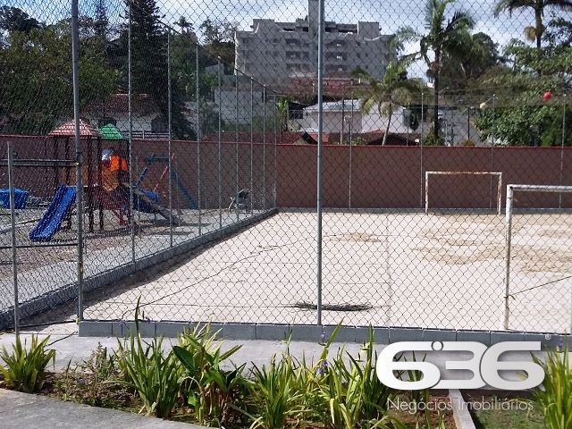 Excelente oportunidade no bairro Saguaçu – conforto, localização e praticidade em um só lugar!
Apresentamos este charmoso apartamento, com 47,19m² de área construída, localizado no bairro Saguaçu, um dos endereços mais procurados e valorizados de Joinville/SC. Ideal para quem busca praticidade, segurança e um ótimo custo-benefício, seja para moradia ou investimento.
O imóvel conta com 2 dormitórios bem ventilados, banheiro social com box em vidro fosco, sala de estar e jantar integradas, além de cozinha funcional com lavanderia e armários aéreos. Todos os ambientes são bem iluminados por janelas amplas que proporcionam excelente ventilação natural e vista para a área verde ao redor.
A unidade possui vaga de garagem coberta, além de contar com infraestrutura completa no condomínio, que dispõe de portão eletrônico, interfone, monitoramento privado e área de festas para confraternizações em família ou com amigos. Também oferece quadra esportiva, jardim bem cuidado, edícula e espaço pet, garantindo comodidade para todos os perfis de moradores.
Outro diferencial importante é o minimercado 24h disponível dentro do condomínio, oferecendo conveniência no dia a dia com acesso facilitado a itens essenciais, sem precisar sair de casa.
O imóvel está em rua pavimentada, com excelente topografia plana e fácil acesso a vias principais da cidade, transporte público, escolas, hospitais, shoppings e comércios em geral. Tudo isso com a tranquilidade que o bairro Saguaçu oferece.
Não perca essa oportunidade! Agende agora mesmo uma visita com um de nossos corretores. A 636 Negócios Imobiliários tem mais de 30 anos de experiência no mercado e é referência em segurança jurídica e excelência em negociações imobiliárias.
636 NEGÓCIOS IMOBILIÁRIOS: A SUA MELHOR ESCOLHA
Com mais de 30 anos de experiência, a 636 Negócios Imobiliários é sua parceira ideal para encontrar o imóvel perfeito. Estamos prontos para ajudá-lo a fazer deste imóvel o seu novo lar.
Telefone: (47) 3451-0636
WhatsApp: (47) 99190-0636
Não perca esta oportunidade única. Visite nosso site para mais informações: i636.com.br
