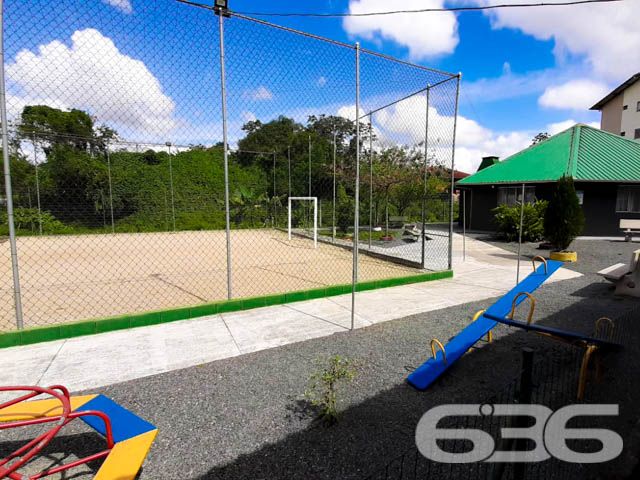 Apresentamos uma excelente oportunidade de adquirir um lindo apartamento, localizado no bairro Saguaçu, um dos mais valorizados e tranquilos de Joinville. Este imóvel é perfeito para quem busca conforto, segurança e uma ampla infraestrutura de lazer para toda a família.
Localizado em um dos bairros mais desejados de Joinville, este imóvel térreo de 47,71m², oferece toda a comodidade que você e sua família merecem. Com dois dormitórios, sala de estar e jantar integradas, e uma cozinha prática e funcional, o apartamento está pronto para morar.
Além das áreas comuns bem cuidadas, você encontrará uma ampla área de lazer com playground para as crianças, quadra de esportes e um salão de festas espaçoso, perfeito para reunir amigos e familiares em momentos especiais. O ambiente é cercado de verde e traz um ar de tranquilidade e bem-estar, ideal para quem busca qualidade de vida.
Localizado em uma rua pavimentada, o apartamento possui fácil acesso aos principais pontos da cidade, garantindo praticidade no dia a dia. Próximo a escolas, supermercados, farmácias e comércio em geral, você terá tudo o que precisa a poucos minutos de distância.
Destaques do Imóvel:
2 dormitórios;
Sala de estar e jantar integradas;
Cozinha;
Banheiro social;
Garagem descoberta;
Condomínio com playground, quadra de esportes e salão de festas;
Localização privilegiada no bairro Saguaçu, próximo ao centro e com fácil acesso aos principais pontos de Joinville.
Não perca essa oportunidade única de morar em um condomínio tranquilo, seguro e com excelente infraestrutura. Agende já uma visita e venha conhecer este belo apartamento que pode ser o novo lar da sua família!
Entre em contato agora mesmo com um de nossos corretores e descubra como é fácil realizar o sonho de ter o seu próprio imóvel com a 636 Negócios Imobiliários!
636 NEGÓCIOS IMOBILIÁRIOS: A SUA MELHOR ESCOLHA
Com mais de 30 anos de experiência, a 636 Negócios Imobiliários é sua parceira ideal para encontrar o imóvel perfeito. Estamos prontos para ajudá-lo a fazer deste imóvel o seu novo lar.
Telefone: (47) 3451-0636
WhatsApp: (47) 99190-0636
Não perca esta oportunidade única. Visite nosso site para mais informações: i636.com.br