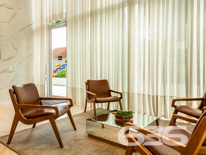 APARTAMENTO DE LUXO EM FRENTE AO 62º BATALHÃO DE INFANTARIA, JOINVILLE SC - UMA LOCALIZAÇÃO INCOMPARÁVEL
Bem-vindo ao Cosmopolitan, o empreendimento inspirado na vibrante Miami, projetado para tornar o seu mundo ainda mais especial. Nosso objetivo é proporcionar a você uma experiência de vida única, onde a elegância, a sofisticação e a exclusividade estão presentes em cada detalhe.
Cada apartamento deste empreendimento oferece vistas incríveis e o máximo de conforto, para que você possa relaxar, descobrir e explorar novas experiências. Cada aspecto do acabamento foi cuidadosamente planejado, garantindo um ambiente harmonioso e acolhedor.
Os pisos laminados/vinílicos e em porcelanato, a varanda com churrasqueira, a infraestrutura para ar-condicionado split na sala e nos quartos, portas, rodapés e caixilhos na cor branca, massa corrida e teto rebaixado em gesso em todo o apartamento são alguns dos diferenciais que fazem do Cosmopolitan um lugar especial.
Para nós, infraestrutura é fundamental. Por isso, entregamos um edifício completo com aquecimento a gás, coleta seletiva de lixo, bicicletário, 5 elevadores, internet wireless em todo o condomínio, portaria com segurança eletrônica e espaços de lazer entregues decorados e equipados. Além disso, temos também 5 lojas com mezanino e áreas privativas que variam de 95m² a 231m², mais um Boulevard com Deck + estacionamento.
Conta ainda com quiosque com churrasqueira, piscina aquecida, brinquedoteca, espaço gourmet, espaço fitness, hall social, salão de festas, salão de jogos, vestiários feminino e masculino, quadra poliesportiva, playground, praça, biblioteca/escritório, sala de cinema, espaço zen e sauna.
Nós acreditamos que a vida é feita de momentos especiais e queremos ajudar você a criar os seus no Cosmopolitan. Viva em um lugar único, onde a elegância e o conforto se encontram em um ambiente moderno e sofisticado.
Venha conhecer o empreendimento que vai mudar a sua vida. Agende agora mesmo uma visita e surpreenda-se!
Fale conosco e saiba mais:
Telefone: (47) 3451-0636
WhatsApp: (47) 99190-0636
Imobiliária 636.