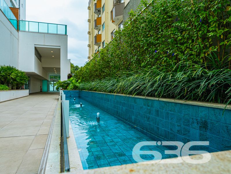 APARTAMENTO DE LUXO EM FRENTE AO 62º BATALHÃO DE INFANTARIA, JOINVILLE SC - UMA LOCALIZAÇÃO INCOMPARÁVEL
Bem-vindo ao Cosmopolitan, o empreendimento inspirado na vibrante Miami, projetado para tornar o seu mundo ainda mais especial. Nosso objetivo é proporcionar a você uma experiência de vida única, onde a elegância, a sofisticação e a exclusividade estão presentes em cada detalhe.
Cada apartamento deste empreendimento oferece vistas incríveis e o máximo de conforto, para que você possa relaxar, descobrir e explorar novas experiências. Cada aspecto do acabamento foi cuidadosamente planejado, garantindo um ambiente harmonioso e acolhedor.
Os pisos laminados/vinílicos e em porcelanato, a varanda com churrasqueira, a infraestrutura para ar-condicionado split na sala e nos quartos, portas, rodapés e caixilhos na cor branca, massa corrida e teto rebaixado em gesso em todo o apartamento são alguns dos diferenciais que fazem do Cosmopolitan um lugar especial.
Para nós, infraestrutura é fundamental. Por isso, entregamos um edifício completo com aquecimento a gás, coleta seletiva de lixo, bicicletário, 5 elevadores, internet wireless em todo o condomínio, portaria com segurança eletrônica e espaços de lazer entregues decorados e equipados. Além disso, temos também 5 lojas com mezanino e áreas privativas que variam de 95m² a 231m², mais um Boulevard com Deck + estacionamento.
Conta ainda com quiosque com churrasqueira, piscina aquecida, brinquedoteca, espaço gourmet, espaço fitness, hall social, salão de festas, salão de jogos, vestiários feminino e masculino, quadra poliesportiva, playground, praça, biblioteca/escritório, sala de cinema, espaço zen e sauna.
Nós acreditamos que a vida é feita de momentos especiais e queremos ajudar você a criar os seus no Cosmopolitan. Viva em um lugar único, onde a elegância e o conforto se encontram em um ambiente moderno e sofisticado.
Venha conhecer o empreendimento que vai mudar a sua vida. Agende agora mesmo uma visita e surpreenda-se!
Fale conosco e saiba mais:
Telefone: (47) 3451-0636
WhatsApp: (47) 99190-0636
Imobiliária 636.
