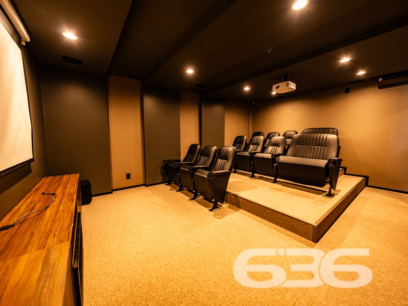 APARTAMENTO DE LUXO EM FRENTE AO 62º BATALHÃO DE INFANTARIA, JOINVILLE SC - UMA LOCALIZAÇÃO INCOMPARÁVEL
Bem-vindo ao Cosmopolitan, o empreendimento inspirado na vibrante Miami, projetado para tornar o seu mundo ainda mais especial. Nosso objetivo é proporcionar a você uma experiência de vida única, onde a elegância, a sofisticação e a exclusividade estão presentes em cada detalhe.
Cada apartamento deste empreendimento oferece vistas incríveis e o máximo de conforto, para que você possa relaxar, descobrir e explorar novas experiências. Cada aspecto do acabamento foi cuidadosamente planejado, garantindo um ambiente harmonioso e acolhedor.
Os pisos laminados/vinílicos e em porcelanato, a varanda com churrasqueira, a infraestrutura para ar-condicionado split na sala e nos quartos, portas, rodapés e caixilhos na cor branca, massa corrida e teto rebaixado em gesso em todo o apartamento são alguns dos diferenciais que fazem do Cosmopolitan um lugar especial.
Para nós, infraestrutura é fundamental. Por isso, entregamos um edifício completo com aquecimento a gás, coleta seletiva de lixo, bicicletário, 5 elevadores, internet wireless em todo o condomínio, portaria com segurança eletrônica e espaços de lazer entregues decorados e equipados. Além disso, temos também 5 lojas com mezanino e áreas privativas que variam de 95m² a 231m², mais um Boulevard com Deck + estacionamento.
Conta ainda com quiosque com churrasqueira, piscina aquecida, brinquedoteca, espaço gourmet, espaço fitness, hall social, salão de festas, salão de jogos, vestiários feminino e masculino, quadra poliesportiva, playground, praça, biblioteca/escritório, sala de cinema, espaço zen e sauna.
Nós acreditamos que a vida é feita de momentos especiais e queremos ajudar você a criar os seus no Cosmopolitan. Viva em um lugar único, onde a elegância e o conforto se encontram em um ambiente moderno e sofisticado.
Venha conhecer o empreendimento que vai mudar a sua vida. Agende agora mesmo uma visita e surpreenda-se!
Fale conosco e saiba mais:
Telefone: (47) 3451-0636
WhatsApp: (47) 99190-0636
Imobiliária 636.