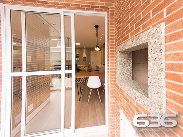 APARTAMENTO MOBILIADO DE ALTO PADRÃO NO COSTA E SILVA - ESTUDA PERMUTA
Descubra o que é viver em um apartamento totalmente mobiliado e decorado com requinte no bairro Costa e Silva. Este imóvel oferece 1 suíte e mais 1 quarto, ambos com cama e armários, além de uma sala de estar e jantar completamente equipada. Com uma vaga de garagem e opção para uma segunda, você terá todo o espaço que precisa para uma vida confortável e segura.
DETALHES QUE FAZEM A DIFERENÇA:
O apartamento conta com rebaixo em gesso e iluminação diferenciada, criando um ambiente sofisticado e acolhedor. O piso laminado e o isolamento acústico garantem conforto em cada passo. A cozinha, completa com móveis e eletrodomésticos, se conecta a uma ampla sacada com churrasqueira, perfeita para momentos de lazer.
LOCALIZAÇÃO E INFRAESTRUTURA:
Localizado no bairro Costa e Silva, você estará próximo a todas as conveniências e comodidades que o bairro tem a oferecer. O empreendimento ainda conta com Salão de Festas, Espaço Gourmet, Sala de Jogos, Academia e Piscina, todas as áreas comuns equipadas e decoradas para seu total conforto.
ESCOLHA A 636 NEGÓCIOS IMOBILIÁRIOS:
Com mais de 30 anos de experiência no mercado imobiliário, a 636 Negócios Imobiliários é a escolha certa para uma transação segura e eficiente. Entre em contato conosco para mais informações e agende sua visita hoje mesmo.
Telefone: (47) 3451-0636
WhatsApp: (47) 99190-0636
