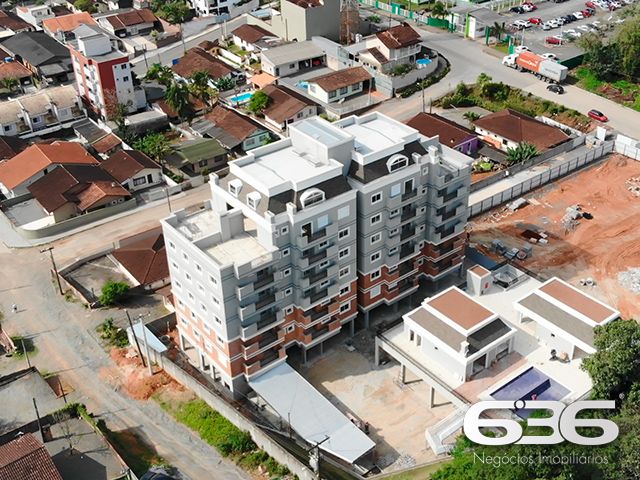 APARTAMENTO MOBILIADO DE ALTO PADRÃO NO COSTA E SILVA - ESTUDA PERMUTA
Descubra o que é viver em um apartamento totalmente mobiliado e decorado com requinte no bairro Costa e Silva. Este imóvel oferece 1 suíte e mais 1 quarto, ambos com cama e armários, além de uma sala de estar e jantar completamente equipada. Com uma vaga de garagem e opção para uma segunda, você terá todo o espaço que precisa para uma vida confortável e segura.
DETALHES QUE FAZEM A DIFERENÇA:
O apartamento conta com rebaixo em gesso e iluminação diferenciada, criando um ambiente sofisticado e acolhedor. O piso laminado e o isolamento acústico garantem conforto em cada passo. A cozinha, completa com móveis e eletrodomésticos, se conecta a uma ampla sacada com churrasqueira, perfeita para momentos de lazer.
LOCALIZAÇÃO E INFRAESTRUTURA:
Localizado no bairro Costa e Silva, você estará próximo a todas as conveniências e comodidades que o bairro tem a oferecer. O empreendimento ainda conta com Salão de Festas, Espaço Gourmet, Sala de Jogos, Academia e Piscina, todas as áreas comuns equipadas e decoradas para seu total conforto.
ESCOLHA A 636 NEGÓCIOS IMOBILIÁRIOS:
Com mais de 30 anos de experiência no mercado imobiliário, a 636 Negócios Imobiliários é a escolha certa para uma transação segura e eficiente. Entre em contato conosco para mais informações e agende sua visita hoje mesmo.
Telefone: (47) 3451-0636
WhatsApp: (47) 99190-0636