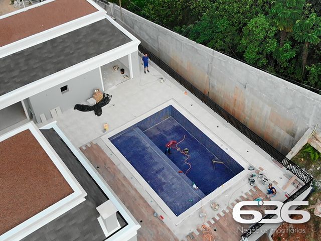 APARTAMENTO MOBILIADO DE ALTO PADRÃO NO COSTA E SILVA - ESTUDA PERMUTA
Descubra o que é viver em um apartamento totalmente mobiliado e decorado com requinte no bairro Costa e Silva. Este imóvel oferece 1 suíte e mais 1 quarto, ambos com cama e armários, além de uma sala de estar e jantar completamente equipada. Com uma vaga de garagem e opção para uma segunda, você terá todo o espaço que precisa para uma vida confortável e segura.
DETALHES QUE FAZEM A DIFERENÇA:
O apartamento conta com rebaixo em gesso e iluminação diferenciada, criando um ambiente sofisticado e acolhedor. O piso laminado e o isolamento acústico garantem conforto em cada passo. A cozinha, completa com móveis e eletrodomésticos, se conecta a uma ampla sacada com churrasqueira, perfeita para momentos de lazer.
LOCALIZAÇÃO E INFRAESTRUTURA:
Localizado no bairro Costa e Silva, você estará próximo a todas as conveniências e comodidades que o bairro tem a oferecer. O empreendimento ainda conta com Salão de Festas, Espaço Gourmet, Sala de Jogos, Academia e Piscina, todas as áreas comuns equipadas e decoradas para seu total conforto.
ESCOLHA A 636 NEGÓCIOS IMOBILIÁRIOS:
Com mais de 30 anos de experiência no mercado imobiliário, a 636 Negócios Imobiliários é a escolha certa para uma transação segura e eficiente. Entre em contato conosco para mais informações e agende sua visita hoje mesmo.
Telefone: (47) 3451-0636
WhatsApp: (47) 99190-0636