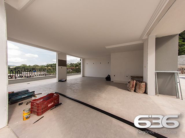 APARTAMENTO MOBILIADO DE ALTO PADRÃO NO COSTA E SILVA - ESTUDA PERMUTA
Descubra o que é viver em um apartamento totalmente mobiliado e decorado com requinte no bairro Costa e Silva. Este imóvel oferece 1 suíte e mais 1 quarto, ambos com cama e armários, além de uma sala de estar e jantar completamente equipada. Com uma vaga de garagem e opção para uma segunda, você terá todo o espaço que precisa para uma vida confortável e segura.
DETALHES QUE FAZEM A DIFERENÇA:
O apartamento conta com rebaixo em gesso e iluminação diferenciada, criando um ambiente sofisticado e acolhedor. O piso laminado e o isolamento acústico garantem conforto em cada passo. A cozinha, completa com móveis e eletrodomésticos, se conecta a uma ampla sacada com churrasqueira, perfeita para momentos de lazer.
LOCALIZAÇÃO E INFRAESTRUTURA:
Localizado no bairro Costa e Silva, você estará próximo a todas as conveniências e comodidades que o bairro tem a oferecer. O empreendimento ainda conta com Salão de Festas, Espaço Gourmet, Sala de Jogos, Academia e Piscina, todas as áreas comuns equipadas e decoradas para seu total conforto.
ESCOLHA A 636 NEGÓCIOS IMOBILIÁRIOS:
Com mais de 30 anos de experiência no mercado imobiliário, a 636 Negócios Imobiliários é a escolha certa para uma transação segura e eficiente. Entre em contato conosco para mais informações e agende sua visita hoje mesmo.
Telefone: (47) 3451-0636
WhatsApp: (47) 99190-0636