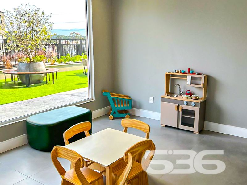 LINDO APARTAMENTO COM SUÍTE + 2 QUARTOS NO BAIRRO GLÓRIA
Este há de ser um ótimo imóvel, o qual, contando com 115m² de área total e 74m² privativos, apresenta em seu layout 1 suíte, 2 dormitórios, sacada com churrasqueira, home office, sala, copa e cozinha conjugadas, banheiro e 2 vagas de garagem coberta.
Em suas áreas comuns, será possível usufruir de piscina aquecida por energia solar, quadra poliesportiva, playground, academia, salão de festas, quiosque, espaço pet, 2 elevadores por torre e elevador panorâmico com acesso pela Rua Quinze de Novembro. Do mesmo modo, há de ter estrutura equipada com monitoramento privado e portão eletrônico.
O imóvel se beneficiará da proximidade de restaurantes, lanchonetes, transporte público, supermercados, escolas e estabelecimentos comerciais em geral.
Ficou interessado? O que você está esperando!? Entre já em contato com a 636 e agende sua visita para conhecer pessoalmente este imóvel!
Consulte um de nossos corretores e saiba mais:
Telefone| 47 3451-0636
WhatsApp| 47 99190-0636
Imobiliária 636.