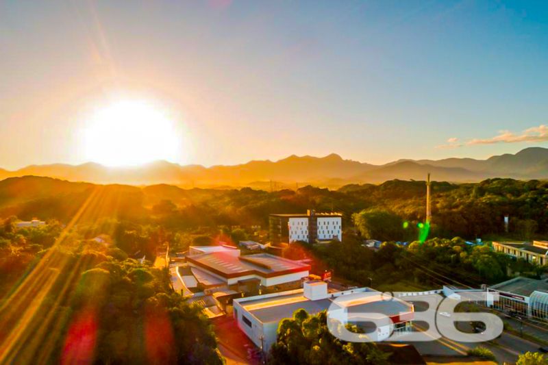 LINDO APARTAMENTO COM SUÍTE + 2 QUARTOS NO BAIRRO GLÓRIA
Este há de ser um ótimo imóvel, o qual, contando com 115m² de área total e 74m² privativos, apresenta em seu layout 1 suíte, 2 dormitórios, sacada com churrasqueira, home office, sala, copa e cozinha conjugadas, banheiro e 2 vagas de garagem coberta.
Em suas áreas comuns, será possível usufruir de piscina aquecida por energia solar, quadra poliesportiva, playground, academia, salão de festas, quiosque, espaço pet, 2 elevadores por torre e elevador panorâmico com acesso pela Rua Quinze de Novembro. Do mesmo modo, há de ter estrutura equipada com monitoramento privado e portão eletrônico.
O imóvel se beneficiará da proximidade de restaurantes, lanchonetes, transporte público, supermercados, escolas e estabelecimentos comerciais em geral.
Ficou interessado? O que você está esperando!? Entre já em contato com a 636 e agende sua visita para conhecer pessoalmente este imóvel!
Consulte um de nossos corretores e saiba mais:
Telefone| 47 3451-0636
WhatsApp| 47 99190-0636
Imobiliária 636.
