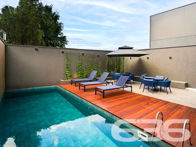 Descubra o equilíbrio perfeito entre conforto, sofisticação e conveniência no coração de Joinville, SC. Este esplêndido apartamento localizado no cobiçado bairro Anita Garibaldi, combina elegância atemporal e modernidade, prometendo ser o lar ideal para quem busca um estilo de vida de alta qualidade.

Com uma área privativa de 92,66 m², este imóvel dispõe de espaços generosamente dimensionados e bem iluminados, destacando-se pela sua composição inteligente que inclui uma suíte espaçosa, um dormitório aconchegante, uma sala de estar e jantar integradas com acesso a uma encantadora sacada com churrasqueira a carvão, oferecendo uma vista deslumbrante e um ambiente perfeito para recepções e momentos relaxantes.

Localizado em uma região estratégica, o imóvel está próximo a vias de acesso principais, shoppings, escolas, hospitais e outros serviços essenciais, garantindo praticidade e agilidade no seu dia a dia. 

Este apartamento não é apenas um lugar para morar, é um investimento em qualidade de vida. Garanta seu espaço neste empreendimento exclusivo e viva a experiência de morar bem, com conforto, segurança e luxo. Contate a 636 Negócios Imobiliários hoje mesmo e faça deste o seu novo lar!
 
636 NEGÓCIOS IMOBILIÁRIOS: A SUA MELHOR ESCOLHA
Com mais de 30 anos de experiência, a 636 Negócios Imobiliários é sua parceira ideal para encontrar o imóvel perfeito. Estamos prontos para ajudá-lo a fazer deste imóvel o seu novo lar.
 
Telefone: (47) 3451-0636
WhatsApp: (47) 99190-0636
 
Não perca esta oportunidade única. Visite nosso site para mais informações: i636.com.br