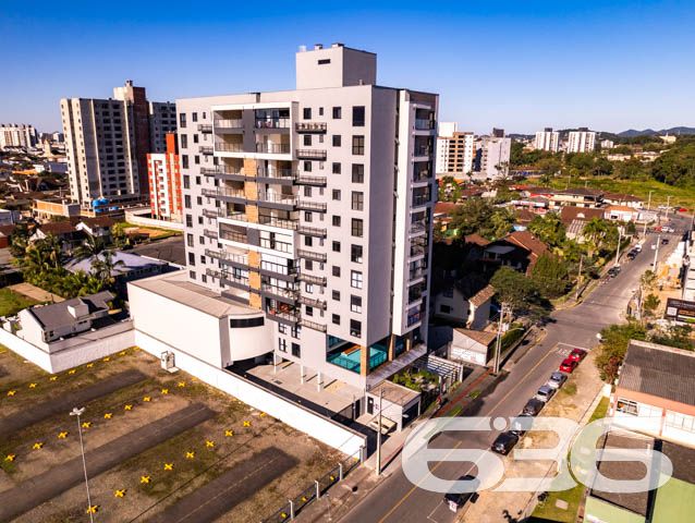 BELO APARTAMENTO NO BAIRRO ANITA GARIBALDI

Reunindo modernidade e graciosidade, este é um ótimo imóvel para se morar!
Para seu maior conforto e acomodação, o apartamento é muito bem dividido, composto por uma extraordinária suíte aconchegante e confortável. Completando o imóvel com uma área de serviço e amplos espaços para aproveitar bons momentos de descanso e lazer, tudo muito bem construído em prol do seu bem-estar.

No local ainda há uma fantástica e relaxante piscina-raia aquecida com 14 metros de comprimento, além de lindas áreas externas, espaço gourmet totalmente mobiliado, academia equipada, brinquedoteca para as crianças e ótimas bicicletas compartilhadas, sem contar o bicicletário disponível com muita segurança.

E por falar em segurança, é exatamente o que não falta nesse maravilhoso condomínio. Há uma gestão de controle de acesso com gerenciamento de dados e controle de acessos de moradores e ocorrências. Também, conta com uma portaria remota inteligente, garantindo eficiência, economia e segurança 24 horas por dia.

Se você deseja facilidade e comodidade, existe também ponto de recarga para carro elétrico e medições individuais de água e gás nos apartamentos.

Possui 1 vaga de garagem coberta.

São 60m² de área total de um imóvel situado no bairro Anita Garibaldi, em excelente localização, próximo de grandes estabelecimentos e comércios que facilitam seu dia a dia, com fácil acesso às principais vias e bairros da região e a cerca de 5 minutinhos do centro da cidade.

Consulte um de nossos corretores e saiba mais sobre esse vantajoso apartamento. Esperamos por você!

Telefone: (47) 3451-0636
WhatsApp: (47) 99190-0636

Imobiliária 636.