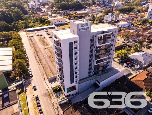 BELO APARTAMENTO NO BAIRRO ANITA GARIBALDI

Reunindo modernidade e graciosidade, este é um ótimo imóvel para se morar!
Para seu maior conforto e acomodação, o apartamento é muito bem dividido, composto por uma extraordinária suíte aconchegante e confortável. Completando o imóvel com uma área de serviço e amplos espaços para aproveitar bons momentos de descanso e lazer, tudo muito bem construído em prol do seu bem-estar.

No local ainda há uma fantástica e relaxante piscina-raia aquecida com 14 metros de comprimento, além de lindas áreas externas, espaço gourmet totalmente mobiliado, academia equipada, brinquedoteca para as crianças e ótimas bicicletas compartilhadas, sem contar o bicicletário disponível com muita segurança.

E por falar em segurança, é exatamente o que não falta nesse maravilhoso condomínio. Há uma gestão de controle de acesso com gerenciamento de dados e controle de acessos de moradores e ocorrências. Também, conta com uma portaria remota inteligente, garantindo eficiência, economia e segurança 24 horas por dia.

Se você deseja facilidade e comodidade, existe também ponto de recarga para carro elétrico e medições individuais de água e gás nos apartamentos.

Possui 1 vaga de garagem coberta.

São 60m² de área total de um imóvel situado no bairro Anita Garibaldi, em excelente localização, próximo de grandes estabelecimentos e comércios que facilitam seu dia a dia, com fácil acesso às principais vias e bairros da região e a cerca de 5 minutinhos do centro da cidade.

Consulte um de nossos corretores e saiba mais sobre esse vantajoso apartamento. Esperamos por você!

Telefone: (47) 3451-0636
WhatsApp: (47) 99190-0636

Imobiliária 636.