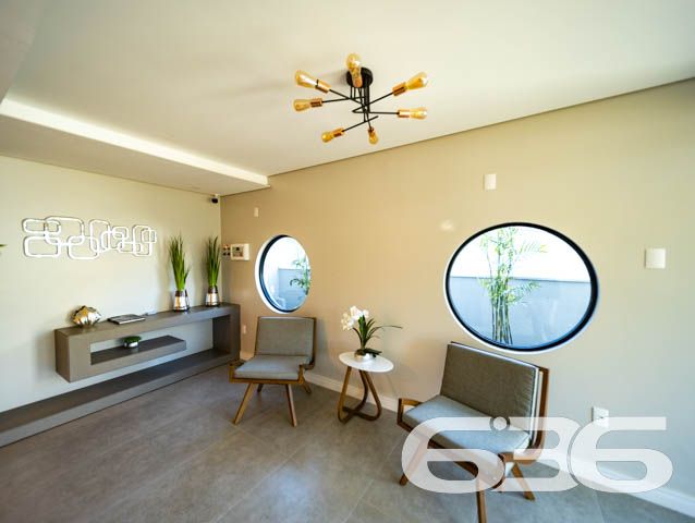 BELO APARTAMENTO NO BAIRRO ANITA GARIBALDI

Reunindo modernidade e graciosidade, este é um ótimo imóvel para se morar!
Para seu maior conforto e acomodação, o apartamento é muito bem dividido, composto por uma extraordinária suíte aconchegante e confortável. Completando o imóvel com uma área de serviço e amplos espaços para aproveitar bons momentos de descanso e lazer, tudo muito bem construído em prol do seu bem-estar.

No local ainda há uma fantástica e relaxante piscina-raia aquecida com 14 metros de comprimento, além de lindas áreas externas, espaço gourmet totalmente mobiliado, academia equipada, brinquedoteca para as crianças e ótimas bicicletas compartilhadas, sem contar o bicicletário disponível com muita segurança.

E por falar em segurança, é exatamente o que não falta nesse maravilhoso condomínio. Há uma gestão de controle de acesso com gerenciamento de dados e controle de acessos de moradores e ocorrências. Também, conta com uma portaria remota inteligente, garantindo eficiência, economia e segurança 24 horas por dia.

Se você deseja facilidade e comodidade, existe também ponto de recarga para carro elétrico e medições individuais de água e gás nos apartamentos.

Possui 1 vaga de garagem coberta.

São 60m² de área total de um imóvel situado no bairro Anita Garibaldi, em excelente localização, próximo de grandes estabelecimentos e comércios que facilitam seu dia a dia, com fácil acesso às principais vias e bairros da região e a cerca de 5 minutinhos do centro da cidade.

Consulte um de nossos corretores e saiba mais sobre esse vantajoso apartamento. Esperamos por você!

Telefone: (47) 3451-0636
WhatsApp: (47) 99190-0636

Imobiliária 636.