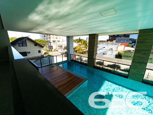 BELO APARTAMENTO NO BAIRRO ANITA GARIBALDI

Reunindo modernidade e graciosidade, este é um ótimo imóvel para se morar!
Para seu maior conforto e acomodação, o apartamento é muito bem dividido, composto por uma extraordinária suíte aconchegante e confortável. Completando o imóvel com uma área de serviço e amplos espaços para aproveitar bons momentos de descanso e lazer, tudo muito bem construído em prol do seu bem-estar.

No local ainda há uma fantástica e relaxante piscina-raia aquecida com 14 metros de comprimento, além de lindas áreas externas, espaço gourmet totalmente mobiliado, academia equipada, brinquedoteca para as crianças e ótimas bicicletas compartilhadas, sem contar o bicicletário disponível com muita segurança.

E por falar em segurança, é exatamente o que não falta nesse maravilhoso condomínio. Há uma gestão de controle de acesso com gerenciamento de dados e controle de acessos de moradores e ocorrências. Também, conta com uma portaria remota inteligente, garantindo eficiência, economia e segurança 24 horas por dia.

Se você deseja facilidade e comodidade, existe também ponto de recarga para carro elétrico e medições individuais de água e gás nos apartamentos.

Possui 1 vaga de garagem coberta.

São 60m² de área total de um imóvel situado no bairro Anita Garibaldi, em excelente localização, próximo de grandes estabelecimentos e comércios que facilitam seu dia a dia, com fácil acesso às principais vias e bairros da região e a cerca de 5 minutinhos do centro da cidade.

Consulte um de nossos corretores e saiba mais sobre esse vantajoso apartamento. Esperamos por você!

Telefone: (47) 3451-0636
WhatsApp: (47) 99190-0636

Imobiliária 636.