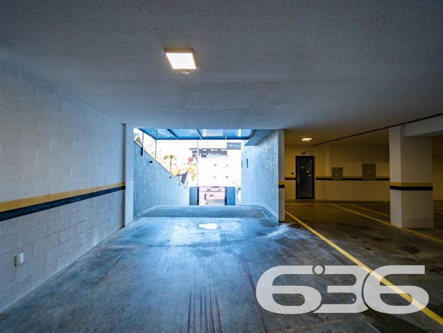 BELO APARTAMENTO NO BAIRRO ANITA GARIBALDI

Reunindo modernidade e graciosidade, este é um ótimo imóvel para se morar!
Para seu maior conforto e acomodação, o apartamento é muito bem dividido, composto por uma extraordinária suíte aconchegante e confortável. Completando o imóvel com uma área de serviço e amplos espaços para aproveitar bons momentos de descanso e lazer, tudo muito bem construído em prol do seu bem-estar.

No local ainda há uma fantástica e relaxante piscina-raia aquecida com 14 metros de comprimento, além de lindas áreas externas, espaço gourmet totalmente mobiliado, academia equipada, brinquedoteca para as crianças e ótimas bicicletas compartilhadas, sem contar o bicicletário disponível com muita segurança.

E por falar em segurança, é exatamente o que não falta nesse maravilhoso condomínio. Há uma gestão de controle de acesso com gerenciamento de dados e controle de acessos de moradores e ocorrências. Também, conta com uma portaria remota inteligente, garantindo eficiência, economia e segurança 24 horas por dia.

Se você deseja facilidade e comodidade, existe também ponto de recarga para carro elétrico e medições individuais de água e gás nos apartamentos.

Possui 1 vaga de garagem coberta.

São 60m² de área total de um imóvel situado no bairro Anita Garibaldi, em excelente localização, próximo de grandes estabelecimentos e comércios que facilitam seu dia a dia, com fácil acesso às principais vias e bairros da região e a cerca de 5 minutinhos do centro da cidade.

Consulte um de nossos corretores e saiba mais sobre esse vantajoso apartamento. Esperamos por você!

Telefone: (47) 3451-0636
WhatsApp: (47) 99190-0636

Imobiliária 636.