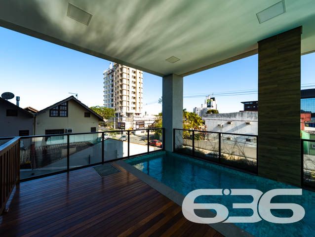 BELO APARTAMENTO NO BAIRRO ANITA GARIBALDI

Reunindo modernidade e graciosidade, este é um ótimo imóvel para se morar!
Para seu maior conforto e acomodação, o apartamento é muito bem dividido, composto por uma extraordinária suíte aconchegante e confortável. Completando o imóvel com uma área de serviço e amplos espaços para aproveitar bons momentos de descanso e lazer, tudo muito bem construído em prol do seu bem-estar.

No local ainda há uma fantástica e relaxante piscina-raia aquecida com 14 metros de comprimento, além de lindas áreas externas, espaço gourmet totalmente mobiliado, academia equipada, brinquedoteca para as crianças e ótimas bicicletas compartilhadas, sem contar o bicicletário disponível com muita segurança.

E por falar em segurança, é exatamente o que não falta nesse maravilhoso condomínio. Há uma gestão de controle de acesso com gerenciamento de dados e controle de acessos de moradores e ocorrências. Também, conta com uma portaria remota inteligente, garantindo eficiência, economia e segurança 24 horas por dia.

Se você deseja facilidade e comodidade, existe também ponto de recarga para carro elétrico e medições individuais de água e gás nos apartamentos.

Possui 1 vaga de garagem coberta.

São 60m² de área total de um imóvel situado no bairro Anita Garibaldi, em excelente localização, próximo de grandes estabelecimentos e comércios que facilitam seu dia a dia, com fácil acesso às principais vias e bairros da região e a cerca de 5 minutinhos do centro da cidade.

Consulte um de nossos corretores e saiba mais sobre esse vantajoso apartamento. Esperamos por você!

Telefone: (47) 3451-0636
WhatsApp: (47) 99190-0636

Imobiliária 636.