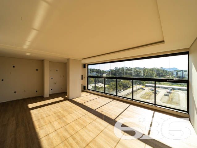 BELO APARTAMENTO NO BAIRRO ANITA GARIBALDI

Reunindo modernidade e graciosidade, este é um ótimo imóvel para se morar!
Para seu maior conforto e acomodação, o apartamento é muito bem dividido, composto por uma extraordinária suíte aconchegante e confortável. Completando o imóvel com uma área de serviço e amplos espaços para aproveitar bons momentos de descanso e lazer, tudo muito bem construído em prol do seu bem-estar.

No local ainda há uma fantástica e relaxante piscina-raia aquecida com 14 metros de comprimento, além de lindas áreas externas, espaço gourmet totalmente mobiliado, academia equipada, brinquedoteca para as crianças e ótimas bicicletas compartilhadas, sem contar o bicicletário disponível com muita segurança.

E por falar em segurança, é exatamente o que não falta nesse maravilhoso condomínio. Há uma gestão de controle de acesso com gerenciamento de dados e controle de acessos de moradores e ocorrências. Também, conta com uma portaria remota inteligente, garantindo eficiência, economia e segurança 24 horas por dia.

Se você deseja facilidade e comodidade, existe também ponto de recarga para carro elétrico e medições individuais de água e gás nos apartamentos.

Possui 1 vaga de garagem coberta.

São 60m² de área total de um imóvel situado no bairro Anita Garibaldi, em excelente localização, próximo de grandes estabelecimentos e comércios que facilitam seu dia a dia, com fácil acesso às principais vias e bairros da região e a cerca de 5 minutinhos do centro da cidade.

Consulte um de nossos corretores e saiba mais sobre esse vantajoso apartamento. Esperamos por você!

Telefone: (47) 3451-0636
WhatsApp: (47) 99190-0636

Imobiliária 636.