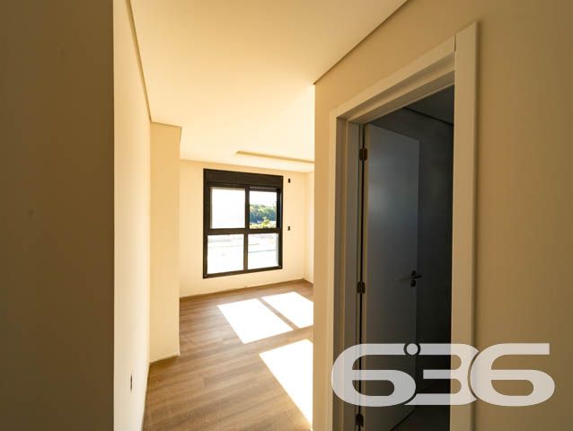 BELO APARTAMENTO NO BAIRRO ANITA GARIBALDI

Reunindo modernidade e graciosidade, este é um ótimo imóvel para se morar!
Para seu maior conforto e acomodação, o apartamento é muito bem dividido, composto por uma extraordinária suíte aconchegante e confortável. Completando o imóvel com uma área de serviço e amplos espaços para aproveitar bons momentos de descanso e lazer, tudo muito bem construído em prol do seu bem-estar.

No local ainda há uma fantástica e relaxante piscina-raia aquecida com 14 metros de comprimento, além de lindas áreas externas, espaço gourmet totalmente mobiliado, academia equipada, brinquedoteca para as crianças e ótimas bicicletas compartilhadas, sem contar o bicicletário disponível com muita segurança.

E por falar em segurança, é exatamente o que não falta nesse maravilhoso condomínio. Há uma gestão de controle de acesso com gerenciamento de dados e controle de acessos de moradores e ocorrências. Também, conta com uma portaria remota inteligente, garantindo eficiência, economia e segurança 24 horas por dia.

Se você deseja facilidade e comodidade, existe também ponto de recarga para carro elétrico e medições individuais de água e gás nos apartamentos.

Possui 1 vaga de garagem coberta.

São 60m² de área total de um imóvel situado no bairro Anita Garibaldi, em excelente localização, próximo de grandes estabelecimentos e comércios que facilitam seu dia a dia, com fácil acesso às principais vias e bairros da região e a cerca de 5 minutinhos do centro da cidade.

Consulte um de nossos corretores e saiba mais sobre esse vantajoso apartamento. Esperamos por você!

Telefone: (47) 3451-0636
WhatsApp: (47) 99190-0636

Imobiliária 636.