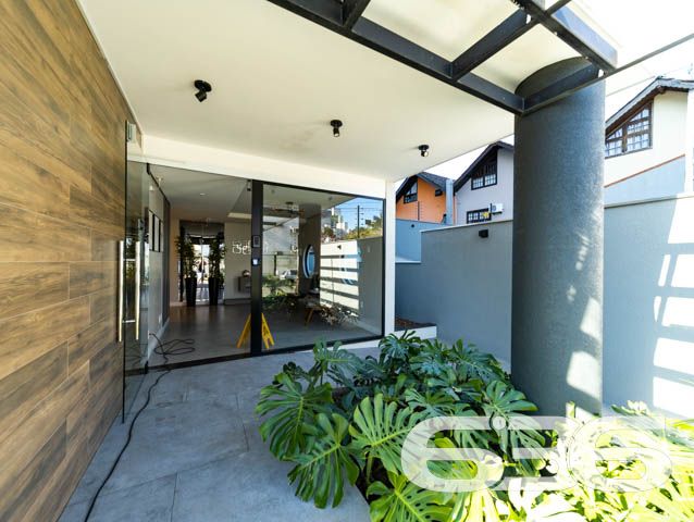BELO APARTAMENTO NO BAIRRO ANITA GARIBALDI

Reunindo modernidade e graciosidade, este é um ótimo imóvel para se morar!
Para seu maior conforto e acomodação, o apartamento é muito bem dividido, composto por uma extraordinária suíte aconchegante e confortável. Completando o imóvel com uma área de serviço e amplos espaços para aproveitar bons momentos de descanso e lazer, tudo muito bem construído em prol do seu bem-estar.

No local ainda há uma fantástica e relaxante piscina-raia aquecida com 14 metros de comprimento, além de lindas áreas externas, espaço gourmet totalmente mobiliado, academia equipada, brinquedoteca para as crianças e ótimas bicicletas compartilhadas, sem contar o bicicletário disponível com muita segurança.

E por falar em segurança, é exatamente o que não falta nesse maravilhoso condomínio. Há uma gestão de controle de acesso com gerenciamento de dados e controle de acessos de moradores e ocorrências. Também, conta com uma portaria remota inteligente, garantindo eficiência, economia e segurança 24 horas por dia.

Se você deseja facilidade e comodidade, existe também ponto de recarga para carro elétrico e medições individuais de água e gás nos apartamentos.

Possui 1 vaga de garagem coberta.

São 60m² de área total de um imóvel situado no bairro Anita Garibaldi, em excelente localização, próximo de grandes estabelecimentos e comércios que facilitam seu dia a dia, com fácil acesso às principais vias e bairros da região e a cerca de 5 minutinhos do centro da cidade.

Consulte um de nossos corretores e saiba mais sobre esse vantajoso apartamento. Esperamos por você!

Telefone: (47) 3451-0636
WhatsApp: (47) 99190-0636

Imobiliária 636.
