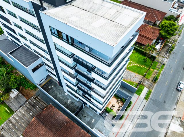 BELÍSSIMO APARTAMENTO COM SUÍTE + QUARTO NO BAIRRO SAGUAÇU

Este será um belo e amplo apartamento situado em excelente localização para se viver!

Sua composição contará com cômodos muito bem distribuídos e arejados, sendo uma maravilhosa suíte + um dormitório super confortável, sala de estar, cozinha e banheiro social.

São aproximadamente 109m² de área total, totalmente averbada, de um apartamento situado em um magnífico edifício, com hall social, elevador e demais comodidades. Seus detalhes modernos e acabamentos impecáveis trarão uma atmosfera exuberante no ambiente.

O local ainda possuirá espaço fitness, lounge e um incrível salão de festas com churrasqueira para seu tempo de lazer ser ainda mais especial.

Contará com 1 vaga de garagem coberta, portão eletrônico e interfone para sua maior segurança e bem-estar.

Com localização privilegiada próxima ao centro e à região norte de Joinville. Quem mora no bairro Saguaçu tem, pertinho de casa, tudo o que precisa para tornar sua vida mais fácil, como: supermercado, farmácia, restaurantes, escolas, agência bancária e qualquer outro serviço que você possa imaginar. 

Aproveite essa grande oportunidade! Venha viver histórias incríveis aqui!

Esperamos por você!

Previsão de entrega: 04/2024.

Fale conosco:
Telefone: (47) 3451-0636
WhatsApp: (47) 99190-0636

Imobiliária 636.
