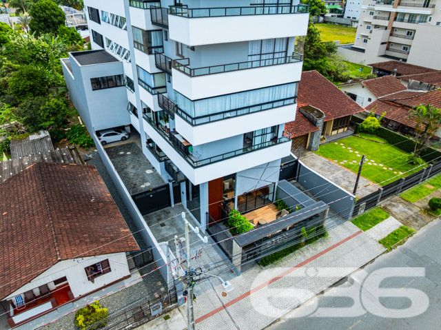BELÍSSIMO APARTAMENTO COM SUÍTE + QUARTO NO BAIRRO SAGUAÇU

Este será um belo e amplo apartamento situado em excelente localização para se viver!

Sua composição contará com cômodos muito bem distribuídos e arejados, sendo uma maravilhosa suíte + um dormitório super confortável, sala de estar, cozinha e banheiro social.

São aproximadamente 109m² de área total, totalmente averbada, de um apartamento situado em um magnífico edifício, com hall social, elevador e demais comodidades. Seus detalhes modernos e acabamentos impecáveis trarão uma atmosfera exuberante no ambiente.

O local ainda possuirá espaço fitness, lounge e um incrível salão de festas com churrasqueira para seu tempo de lazer ser ainda mais especial.

Contará com 1 vaga de garagem coberta, portão eletrônico e interfone para sua maior segurança e bem-estar.

Com localização privilegiada próxima ao centro e à região norte de Joinville. Quem mora no bairro Saguaçu tem, pertinho de casa, tudo o que precisa para tornar sua vida mais fácil, como: supermercado, farmácia, restaurantes, escolas, agência bancária e qualquer outro serviço que você possa imaginar. 

Aproveite essa grande oportunidade! Venha viver histórias incríveis aqui!

Esperamos por você!

Previsão de entrega: 04/2024.

Fale conosco:
Telefone: (47) 3451-0636
WhatsApp: (47) 99190-0636

Imobiliária 636.
