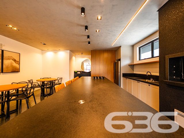 BELÍSSIMO APARTAMENTO COM SUÍTE + QUARTO NO BAIRRO SAGUAÇU

Este será um belo e amplo apartamento situado em excelente localização para se viver!

Sua composição contará com cômodos muito bem distribuídos e arejados, sendo uma maravilhosa suíte + um dormitório super confortável, sala de estar, cozinha e banheiro social.

São aproximadamente 109m² de área total, totalmente averbada, de um apartamento situado em um magnífico edifício, com hall social, elevador e demais comodidades. Seus detalhes modernos e acabamentos impecáveis trarão uma atmosfera exuberante no ambiente.

O local ainda possuirá espaço fitness, lounge e um incrível salão de festas com churrasqueira para seu tempo de lazer ser ainda mais especial.

Contará com 1 vaga de garagem coberta, portão eletrônico e interfone para sua maior segurança e bem-estar.

Com localização privilegiada próxima ao centro e à região norte de Joinville. Quem mora no bairro Saguaçu tem, pertinho de casa, tudo o que precisa para tornar sua vida mais fácil, como: supermercado, farmácia, restaurantes, escolas, agência bancária e qualquer outro serviço que você possa imaginar. 

Aproveite essa grande oportunidade! Venha viver histórias incríveis aqui!

Esperamos por você!

Previsão de entrega: 04/2024.

Fale conosco:
Telefone: (47) 3451-0636
WhatsApp: (47) 99190-0636

Imobiliária 636.

