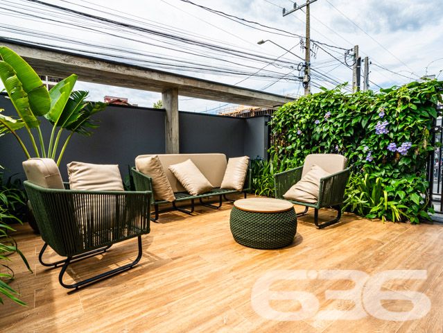 BELÍSSIMO APARTAMENTO COM SUÍTE + QUARTO NO BAIRRO SAGUAÇU

Este será um belo e amplo apartamento situado em excelente localização para se viver!

Sua composição contará com cômodos muito bem distribuídos e arejados, sendo uma maravilhosa suíte + um dormitório super confortável, sala de estar, cozinha e banheiro social.

São aproximadamente 109m² de área total, totalmente averbada, de um apartamento situado em um magnífico edifício, com hall social, elevador e demais comodidades. Seus detalhes modernos e acabamentos impecáveis trarão uma atmosfera exuberante no ambiente.

O local ainda possuirá espaço fitness, lounge e um incrível salão de festas com churrasqueira para seu tempo de lazer ser ainda mais especial.

Contará com 1 vaga de garagem coberta, portão eletrônico e interfone para sua maior segurança e bem-estar.

Com localização privilegiada próxima ao centro e à região norte de Joinville. Quem mora no bairro Saguaçu tem, pertinho de casa, tudo o que precisa para tornar sua vida mais fácil, como: supermercado, farmácia, restaurantes, escolas, agência bancária e qualquer outro serviço que você possa imaginar. 

Aproveite essa grande oportunidade! Venha viver histórias incríveis aqui!

Esperamos por você!

Previsão de entrega: 04/2024.

Fale conosco:
Telefone: (47) 3451-0636
WhatsApp: (47) 99190-0636

Imobiliária 636.
