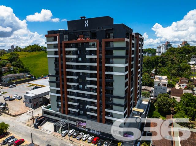 SEU NOVO LAR! APARTAMENTO COM SUÍTE + QUARTO NO BAIRRO ANITA GARIBALDI - ESTUDA PERMUTA

Este é um belíssimo imóvel com 63,32m² privativos, tendo em sua composição 2 dormitórios confortáveis (sendo uma suíte), sala de estar e sala de jantar, copa e cozinha conjugada, banheiro social e uma ótima sacada com churrasqueira - para aproveitar bons momentos ao lado de pessoas especiais. 

E para melhorar seus momentos de lazer e descontração, o residencial ainda possui espaço zen, espaço fitness, piscina, brinquedoteca e playground para as crianças, gazebo, pergolado, praça, pista de caminhada, quiosque com churrasqueira, salão de festas com espaço gourmet e salão de jogos para aproveitar com a galera!

Situado em um dos melhores bairros da cidade, onde você encontra tudo o que mais deseja a poucos passos do seu lar. 

Conta com uma vaga de garagem coberta.

Não perca tempo! Viva a vida que você merece.

Previsão de entrega: 10/2024.

Fale conosco e saiba mais:
Telefone: (47) 3451-0636
WhatsApp: (47) 99190-0636

Imobiliária 636. 