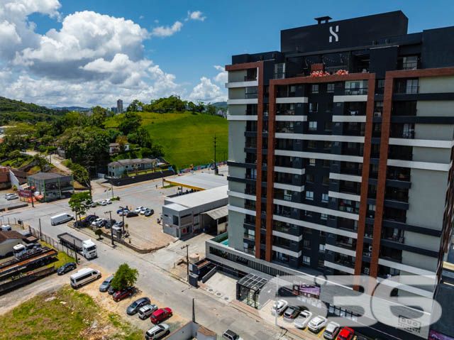 SEU NOVO LAR! APARTAMENTO COM SUÍTE + QUARTO NO BAIRRO ANITA GARIBALDI - ESTUDA PERMUTA

Este é um belíssimo imóvel com 63,32m² privativos, tendo em sua composição 2 dormitórios confortáveis (sendo uma suíte), sala de estar e sala de jantar, copa e cozinha conjugada, banheiro social e uma ótima sacada com churrasqueira - para aproveitar bons momentos ao lado de pessoas especiais. 

E para melhorar seus momentos de lazer e descontração, o residencial ainda possui espaço zen, espaço fitness, piscina, brinquedoteca e playground para as crianças, gazebo, pergolado, praça, pista de caminhada, quiosque com churrasqueira, salão de festas com espaço gourmet e salão de jogos para aproveitar com a galera!

Situado em um dos melhores bairros da cidade, onde você encontra tudo o que mais deseja a poucos passos do seu lar. 

Conta com uma vaga de garagem coberta.

Não perca tempo! Viva a vida que você merece.

Previsão de entrega: 10/2024.

Fale conosco e saiba mais:
Telefone: (47) 3451-0636
WhatsApp: (47) 99190-0636

Imobiliária 636. 