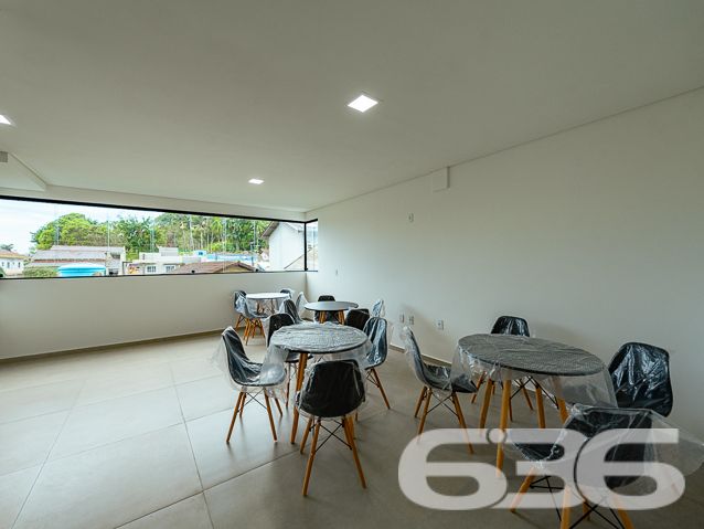 APARTAMENTO COM SUÍTE + 2 QUARTOS NO BAIRRO COSTA E SILVA
Descubra o luxo e o conforto neste deslumbrante apartamento de 103m² no bairro Costa e Silva. Equipado com 2 vagas de garagem cobertas, 2 dormitórios, suíte e 2 banheiros, este imóvel é o epítome da vida moderna e sofisticada.
EXPERIÊNCIA DE VIDA ÚNICA:
O apartamento oferece uma experiência de vida única com seus espaços bem planejados. A suíte é o seu refúgio pessoal, enquanto as duas sacadas oferecem vistas panorâmicas que você vai adorar. A sala de estar e jantar integradas são perfeitas para receber amigos e familiares, e a cozinha é um sonho para qualquer chef de cozinha.
LOCALIZAÇÃO ESTRATÉGICA:
Localizado no bairro Costa e Silva, você estará próximo a todas as comodidades que precisa. O prédio conta com elevador social, interfone, hall social, portão eletrônico e um salão de festas com churrasqueira para tornar suas celebrações ainda mais especiais.
ESCOLHA A 636 NEGÓCIOS IMOBILIÁRIOS:
Com mais de 30 anos de experiência e uma equipe de profissionais altamente qualificados, a 636 Negócios Imobiliários é sua melhor opção para uma compra segura e tranquila.
Telefone: (47) 3451-0636
WhatsApp: (47) 99190-0636