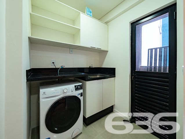 APARTAMENTO COM SUÍTE + 2 QUARTOS NO BAIRRO COSTA E SILVA
Descubra o luxo e o conforto neste deslumbrante apartamento de 103m² no bairro Costa e Silva. Equipado com 2 vagas de garagem cobertas, 2 dormitórios, suíte e 2 banheiros, este imóvel é o epítome da vida moderna e sofisticada.
EXPERIÊNCIA DE VIDA ÚNICA:
O apartamento oferece uma experiência de vida única com seus espaços bem planejados. A suíte é o seu refúgio pessoal, enquanto as duas sacadas oferecem vistas panorâmicas que você vai adorar. A sala de estar e jantar integradas são perfeitas para receber amigos e familiares, e a cozinha é um sonho para qualquer chef de cozinha.
LOCALIZAÇÃO ESTRATÉGICA:
Localizado no bairro Costa e Silva, você estará próximo a todas as comodidades que precisa. O prédio conta com elevador social, interfone, hall social, portão eletrônico e um salão de festas com churrasqueira para tornar suas celebrações ainda mais especiais.
ESCOLHA A 636 NEGÓCIOS IMOBILIÁRIOS:
Com mais de 30 anos de experiência e uma equipe de profissionais altamente qualificados, a 636 Negócios Imobiliários é sua melhor opção para uma compra segura e tranquila.
Telefone: (47) 3451-0636
WhatsApp: (47) 99190-0636