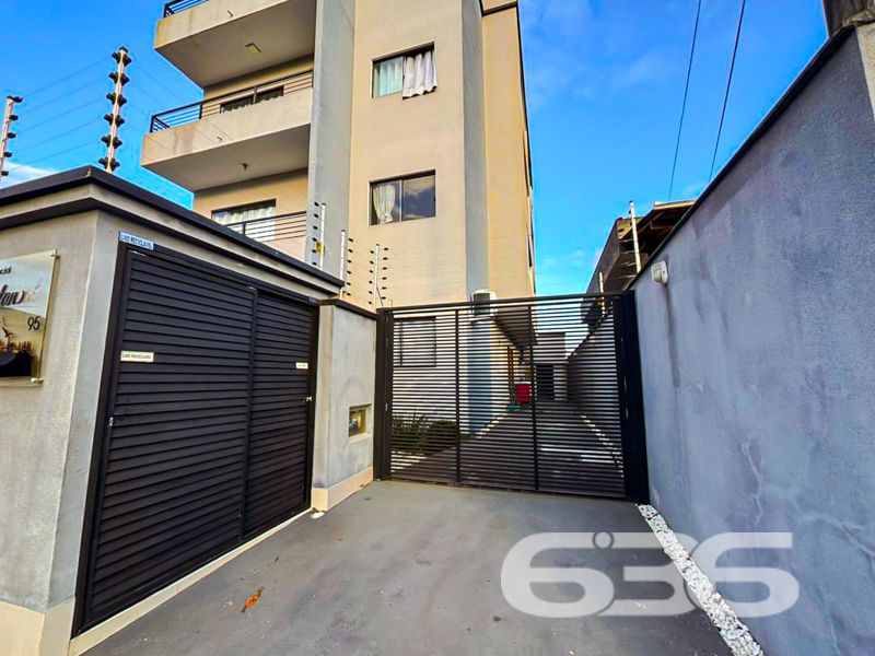 Descubra o charme e a conveniência da vida moderna neste apartamento de cobertura plana no coração de Joinville, SC. Localizado no bairro Boa Vista, este imóvel oferece uma combinação única de design sofisticado e localização estratégica, ideal para quem busca conforto e praticidade no dia a dia.

Composição do Imóvel: A cobertura é composta por 2 dormitórios espaçosos, ambos iluminados naturalmente, proporcionando um ambiente acolhedor e tranquilo para suas noites de descanso. A sala de estar e jantar são integradas, criando um espaço aberto e convidativo, perfeito para receber amigos e familiares. Cada detalhe foi pensado para maximizar o conforto, desde a escolha dos móveis embutidos até o layout inteligente.

As sacadas são verdadeiros destaques, oferecendo uma vista panorâmica da cidade. Uma delas, equipada com churrasqueira, é o cenário ideal para momentos de lazer e descontração. A cozinha, moderna e funcional, está equipada com armários planejados, otimizando cada espaço.

Comodidades e Segurança:

Duas vagas de garagem cobertas;
Jardim privativo para momentos de relaxamento;
Portão eletrônico e interfone para sua segurança e conveniência;
.
Localização Privilegiada: Localizado em rua pavimentada no coração de Boa Vista, o imóvel está próximo a vias de acesso rápido para toda a cidade, shopping centers, escolas, hospitais e serviços públicos essenciais. A infraestrutura do bairro garante acesso fácil e rápido a tudo o que você precisa, além de estar conectado com as principais áreas da cidade.

Ideal para: Este imóvel é perfeito para famílias pequenas ou casais que desejam viver com conforto e praticidade em uma das melhores localizações de Joinville. Além disso, é uma excelente oportunidade para investidores que buscam propriedades de alto valor agregado em áreas de crescente valorização.

Este apartamento não só atende a todos os requisitos de um imóvel moderno como também oferece a atmosfera de um lar verdadeiramente acolhedor. Permita-se viver onde a qualidade de vida é a prioridade, em um espaço onde cada detalhe é um reflexo de sofisticação e bom gosto.

636 Negócios Imobiliários: Mais de 30 anos de experiência em conectar pessoas a seus imóveis dos sonhos. Conheça essa cobertura exclusiva e transforme seu estilo de vida!
 
636 NEGÓCIOS IMOBILIÁRIOS: A SUA MELHOR ESCOLHA
Com mais de 30 anos de experiência, a 636 Negócios Imobiliários é sua parceira ideal para encontrar o imóvel perfeito. Estamos prontos para ajudá-lo a fazer deste imóvel o seu novo lar.
 
Telefone: (47) 3451-0636
WhatsApp: (47) 99190-0636
 
Não perca esta oportunidade única. Visite nosso site para mais informações: i636.com.br 