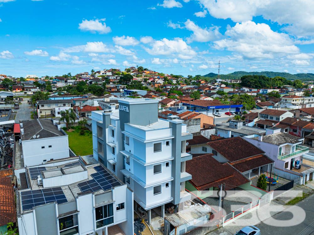 Apresentamos esta oportunidade única no bairro Fátima em Joinville/SC: um apartamento recém-construído, projetado com um olhar moderno e integrador para quem valoriza qualidade e localização. Com uma área construída de 70,07m², este imóvel é ideal para quem deseja um lar pronto para adicionar toques pessoais e decoração.
Este apartamento é composto por 2 dormitórios espaçosos, garantindo conforto para sua família. A sala de estar e jantar são integradas, criando um ambiente aberto e convidativo, perfeito para reunir amigos e familiares. A copa e a cozinha também são conjugadas, otimizando o espaço e facilitando o dia a dia.
A área de serviço é bem dimensionada e equipada para garantir praticidade. O banheiro, com acabamentos de qualidade, espera pelos detalhes finais de sua escolha. Além disso, este apartamento dispõe de uma garagem coberta, assegurando segurança e comodidade para seu veículo.
Uma das características marcantes deste imóvel é a sacada espaçosa, que oferece uma vista encantadora da cidade e arredores, permitindo um contato visual com o dinamismo urbano e a tranquilidade das áreas verdes próximas.
A localização é estratégica: situado em uma esquina do bairro Fátima, o imóvel está próximo a vias de acesso principais, facilitando o deslocamento para qualquer área da cidade. Serviços essenciais como escolas, hospitais, shopping centers e transporte público estão a poucos minutos de distância, conferindo ao imóvel uma posição privilegiada para o seu dia a dia.
Complementando este cenário, o imóvel é murado, garantindo privacidade e segurança, e permite animais, oferecendo um lar amigável para toda a família, incluindo seus pets. Além disso, o interfone instalado proporciona um controle de acesso seguro e eficiente.
Este imóvel na 636 Negócios Imobiliários representa uma combinação perfeita de conforto, conveniência e localização, projetado para quem busca um espaço para chamar de seu com todas as vantagens de um bairro bem estruturado e acolhedor. Não perca a chance de visitar e se encantar com o que pode ser seu próximo endereço em Joinville.
636 NEGÓCIOS IMOBILIÁRIOS: A SUA MELHOR ESCOLHA
Com mais de 30 anos de experiência, a 636 Negócios Imobiliários é sua parceira ideal para encontrar o imóvel perfeito. Estamos prontos para ajudá-lo a fazer deste imóvel o seu novo lar.
Telefone: (47) 3451-0636
WhatsApp: (47) 99190-0636
Não perca esta oportunidade única. Visite nosso site para mais informações: i636.com.br
