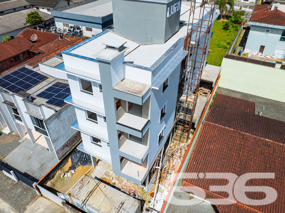 Apresentamos esta oportunidade única no bairro Fátima em Joinville/SC: um apartamento recém-construído, projetado com um olhar moderno e integrador para quem valoriza qualidade e localização. Com uma área construída de 70,07m², este imóvel é ideal para quem deseja um lar pronto para adicionar toques pessoais e decoração.
Este apartamento é composto por 2 dormitórios espaçosos, garantindo conforto para sua família. A sala de estar e jantar são integradas, criando um ambiente aberto e convidativo, perfeito para reunir amigos e familiares. A copa e a cozinha também são conjugadas, otimizando o espaço e facilitando o dia a dia.
A área de serviço é bem dimensionada e equipada para garantir praticidade. O banheiro, com acabamentos de qualidade, espera pelos detalhes finais de sua escolha. Além disso, este apartamento dispõe de uma garagem coberta, assegurando segurança e comodidade para seu veículo.
Uma das características marcantes deste imóvel é a sacada espaçosa, que oferece uma vista encantadora da cidade e arredores, permitindo um contato visual com o dinamismo urbano e a tranquilidade das áreas verdes próximas.
A localização é estratégica: situado em uma esquina do bairro Fátima, o imóvel está próximo a vias de acesso principais, facilitando o deslocamento para qualquer área da cidade. Serviços essenciais como escolas, hospitais, shopping centers e transporte público estão a poucos minutos de distância, conferindo ao imóvel uma posição privilegiada para o seu dia a dia.
Complementando este cenário, o imóvel é murado, garantindo privacidade e segurança, e permite animais, oferecendo um lar amigável para toda a família, incluindo seus pets. Além disso, o interfone instalado proporciona um controle de acesso seguro e eficiente.
Este imóvel na 636 Negócios Imobiliários representa uma combinação perfeita de conforto, conveniência e localização, projetado para quem busca um espaço para chamar de seu com todas as vantagens de um bairro bem estruturado e acolhedor. Não perca a chance de visitar e se encantar com o que pode ser seu próximo endereço em Joinville.
636 NEGÓCIOS IMOBILIÁRIOS: A SUA MELHOR ESCOLHA
Com mais de 30 anos de experiência, a 636 Negócios Imobiliários é sua parceira ideal para encontrar o imóvel perfeito. Estamos prontos para ajudá-lo a fazer deste imóvel o seu novo lar.
Telefone: (47) 3451-0636
WhatsApp: (47) 99190-0636
Não perca esta oportunidade única. Visite nosso site para mais informações: i636.com.br