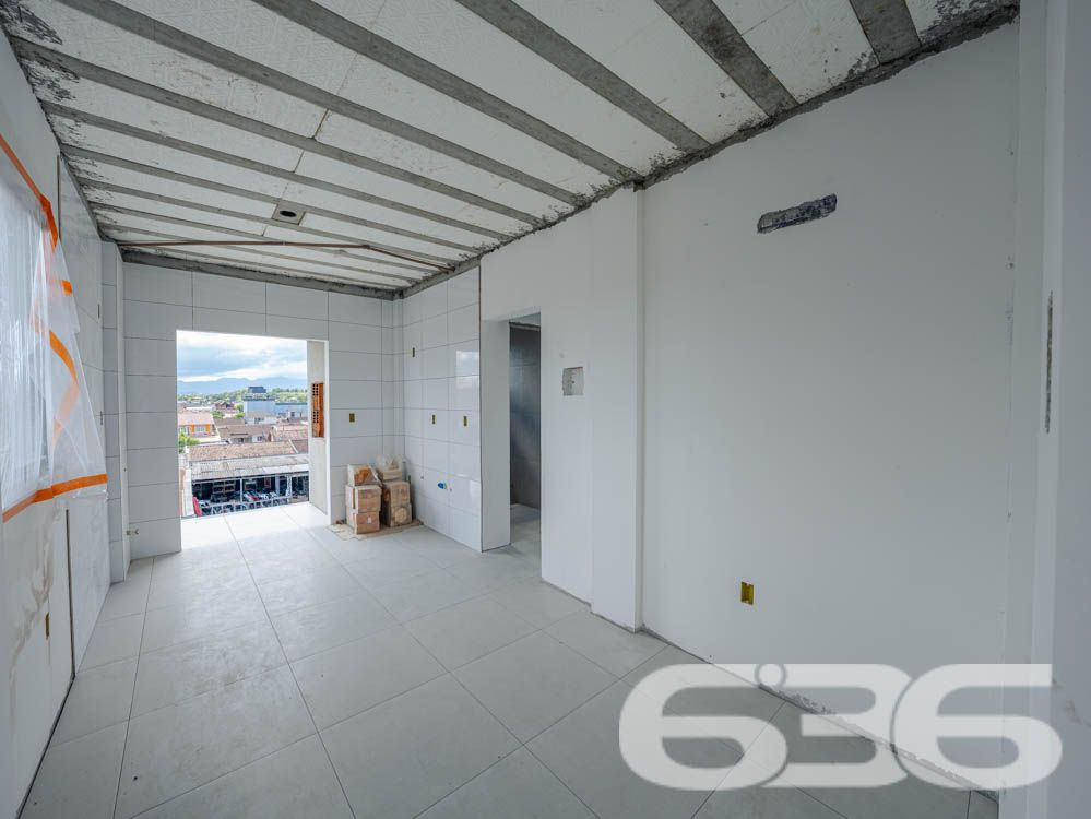 Apresentamos esta oportunidade única no bairro Fátima em Joinville/SC: um apartamento recém-construído, projetado com um olhar moderno e integrador para quem valoriza qualidade e localização. Com uma área construída de 70,07m², este imóvel é ideal para quem deseja um lar pronto para adicionar toques pessoais e decoração.
Este apartamento é composto por 2 dormitórios espaçosos, garantindo conforto para sua família. A sala de estar e jantar são integradas, criando um ambiente aberto e convidativo, perfeito para reunir amigos e familiares. A copa e a cozinha também são conjugadas, otimizando o espaço e facilitando o dia a dia.
A área de serviço é bem dimensionada e equipada para garantir praticidade. O banheiro, com acabamentos de qualidade, espera pelos detalhes finais de sua escolha. Além disso, este apartamento dispõe de uma garagem coberta, assegurando segurança e comodidade para seu veículo.
Uma das características marcantes deste imóvel é a sacada espaçosa, que oferece uma vista encantadora da cidade e arredores, permitindo um contato visual com o dinamismo urbano e a tranquilidade das áreas verdes próximas.
A localização é estratégica: situado em uma esquina do bairro Fátima, o imóvel está próximo a vias de acesso principais, facilitando o deslocamento para qualquer área da cidade. Serviços essenciais como escolas, hospitais, shopping centers e transporte público estão a poucos minutos de distância, conferindo ao imóvel uma posição privilegiada para o seu dia a dia.
Complementando este cenário, o imóvel é murado, garantindo privacidade e segurança, e permite animais, oferecendo um lar amigável para toda a família, incluindo seus pets. Além disso, o interfone instalado proporciona um controle de acesso seguro e eficiente.
Este imóvel na 636 Negócios Imobiliários representa uma combinação perfeita de conforto, conveniência e localização, projetado para quem busca um espaço para chamar de seu com todas as vantagens de um bairro bem estruturado e acolhedor. Não perca a chance de visitar e se encantar com o que pode ser seu próximo endereço em Joinville.
636 NEGÓCIOS IMOBILIÁRIOS: A SUA MELHOR ESCOLHA
Com mais de 30 anos de experiência, a 636 Negócios Imobiliários é sua parceira ideal para encontrar o imóvel perfeito. Estamos prontos para ajudá-lo a fazer deste imóvel o seu novo lar.
Telefone: (47) 3451-0636
WhatsApp: (47) 99190-0636
Não perca esta oportunidade única. Visite nosso site para mais informações: i636.com.br