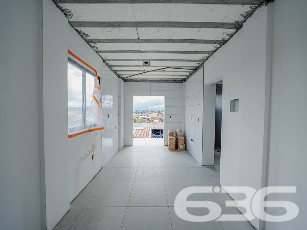 Apresentamos esta oportunidade única no bairro Fátima em Joinville/SC: um apartamento recém-construído, projetado com um olhar moderno e integrador para quem valoriza qualidade e localização. Com uma área construída de 70,07m², este imóvel é ideal para quem deseja um lar pronto para adicionar toques pessoais e decoração.
Este apartamento é composto por 2 dormitórios espaçosos, garantindo conforto para sua família. A sala de estar e jantar são integradas, criando um ambiente aberto e convidativo, perfeito para reunir amigos e familiares. A copa e a cozinha também são conjugadas, otimizando o espaço e facilitando o dia a dia.
A área de serviço é bem dimensionada e equipada para garantir praticidade. O banheiro, com acabamentos de qualidade, espera pelos detalhes finais de sua escolha. Além disso, este apartamento dispõe de uma garagem coberta, assegurando segurança e comodidade para seu veículo.
Uma das características marcantes deste imóvel é a sacada espaçosa, que oferece uma vista encantadora da cidade e arredores, permitindo um contato visual com o dinamismo urbano e a tranquilidade das áreas verdes próximas.
A localização é estratégica: situado em uma esquina do bairro Fátima, o imóvel está próximo a vias de acesso principais, facilitando o deslocamento para qualquer área da cidade. Serviços essenciais como escolas, hospitais, shopping centers e transporte público estão a poucos minutos de distância, conferindo ao imóvel uma posição privilegiada para o seu dia a dia.
Complementando este cenário, o imóvel é murado, garantindo privacidade e segurança, e permite animais, oferecendo um lar amigável para toda a família, incluindo seus pets. Além disso, o interfone instalado proporciona um controle de acesso seguro e eficiente.
Este imóvel na 636 Negócios Imobiliários representa uma combinação perfeita de conforto, conveniência e localização, projetado para quem busca um espaço para chamar de seu com todas as vantagens de um bairro bem estruturado e acolhedor. Não perca a chance de visitar e se encantar com o que pode ser seu próximo endereço em Joinville.
636 NEGÓCIOS IMOBILIÁRIOS: A SUA MELHOR ESCOLHA
Com mais de 30 anos de experiência, a 636 Negócios Imobiliários é sua parceira ideal para encontrar o imóvel perfeito. Estamos prontos para ajudá-lo a fazer deste imóvel o seu novo lar.
Telefone: (47) 3451-0636
WhatsApp: (47) 99190-0636
Não perca esta oportunidade única. Visite nosso site para mais informações: i636.com.br