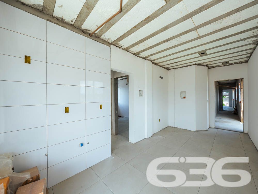 Apresentamos esta oportunidade única no bairro Fátima em Joinville/SC: um apartamento recém-construído, projetado com um olhar moderno e integrador para quem valoriza qualidade e localização. Com uma área construída de 70,07m², este imóvel é ideal para quem deseja um lar pronto para adicionar toques pessoais e decoração.
Este apartamento é composto por 2 dormitórios espaçosos, garantindo conforto para sua família. A sala de estar e jantar são integradas, criando um ambiente aberto e convidativo, perfeito para reunir amigos e familiares. A copa e a cozinha também são conjugadas, otimizando o espaço e facilitando o dia a dia.
A área de serviço é bem dimensionada e equipada para garantir praticidade. O banheiro, com acabamentos de qualidade, espera pelos detalhes finais de sua escolha. Além disso, este apartamento dispõe de uma garagem coberta, assegurando segurança e comodidade para seu veículo.
Uma das características marcantes deste imóvel é a sacada espaçosa, que oferece uma vista encantadora da cidade e arredores, permitindo um contato visual com o dinamismo urbano e a tranquilidade das áreas verdes próximas.
A localização é estratégica: situado em uma esquina do bairro Fátima, o imóvel está próximo a vias de acesso principais, facilitando o deslocamento para qualquer área da cidade. Serviços essenciais como escolas, hospitais, shopping centers e transporte público estão a poucos minutos de distância, conferindo ao imóvel uma posição privilegiada para o seu dia a dia.
Complementando este cenário, o imóvel é murado, garantindo privacidade e segurança, e permite animais, oferecendo um lar amigável para toda a família, incluindo seus pets. Além disso, o interfone instalado proporciona um controle de acesso seguro e eficiente.
Este imóvel na 636 Negócios Imobiliários representa uma combinação perfeita de conforto, conveniência e localização, projetado para quem busca um espaço para chamar de seu com todas as vantagens de um bairro bem estruturado e acolhedor. Não perca a chance de visitar e se encantar com o que pode ser seu próximo endereço em Joinville.
636 NEGÓCIOS IMOBILIÁRIOS: A SUA MELHOR ESCOLHA
Com mais de 30 anos de experiência, a 636 Negócios Imobiliários é sua parceira ideal para encontrar o imóvel perfeito. Estamos prontos para ajudá-lo a fazer deste imóvel o seu novo lar.
Telefone: (47) 3451-0636
WhatsApp: (47) 99190-0636
Não perca esta oportunidade única. Visite nosso site para mais informações: i636.com.br