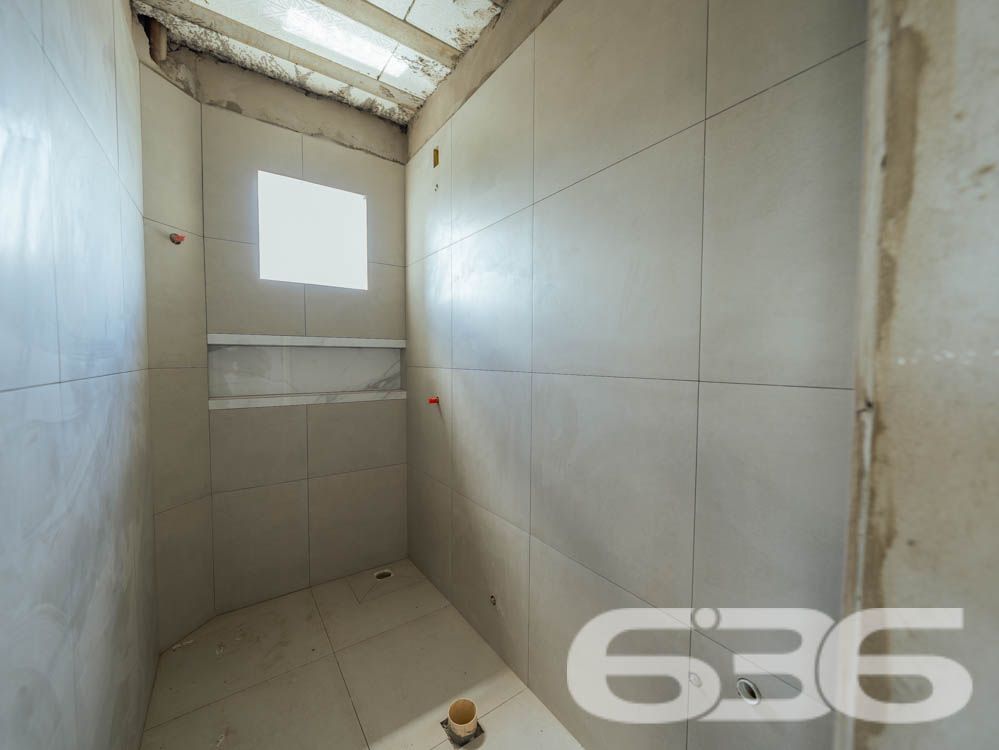 Apresentamos esta oportunidade única no bairro Fátima em Joinville/SC: um apartamento recém-construído, projetado com um olhar moderno e integrador para quem valoriza qualidade e localização. Com uma área construída de 70,07m², este imóvel é ideal para quem deseja um lar pronto para adicionar toques pessoais e decoração.
Este apartamento é composto por 2 dormitórios espaçosos, garantindo conforto para sua família. A sala de estar e jantar são integradas, criando um ambiente aberto e convidativo, perfeito para reunir amigos e familiares. A copa e a cozinha também são conjugadas, otimizando o espaço e facilitando o dia a dia.
A área de serviço é bem dimensionada e equipada para garantir praticidade. O banheiro, com acabamentos de qualidade, espera pelos detalhes finais de sua escolha. Além disso, este apartamento dispõe de uma garagem coberta, assegurando segurança e comodidade para seu veículo.
Uma das características marcantes deste imóvel é a sacada espaçosa, que oferece uma vista encantadora da cidade e arredores, permitindo um contato visual com o dinamismo urbano e a tranquilidade das áreas verdes próximas.
A localização é estratégica: situado em uma esquina do bairro Fátima, o imóvel está próximo a vias de acesso principais, facilitando o deslocamento para qualquer área da cidade. Serviços essenciais como escolas, hospitais, shopping centers e transporte público estão a poucos minutos de distância, conferindo ao imóvel uma posição privilegiada para o seu dia a dia.
Complementando este cenário, o imóvel é murado, garantindo privacidade e segurança, e permite animais, oferecendo um lar amigável para toda a família, incluindo seus pets. Além disso, o interfone instalado proporciona um controle de acesso seguro e eficiente.
Este imóvel na 636 Negócios Imobiliários representa uma combinação perfeita de conforto, conveniência e localização, projetado para quem busca um espaço para chamar de seu com todas as vantagens de um bairro bem estruturado e acolhedor. Não perca a chance de visitar e se encantar com o que pode ser seu próximo endereço em Joinville.
636 NEGÓCIOS IMOBILIÁRIOS: A SUA MELHOR ESCOLHA
Com mais de 30 anos de experiência, a 636 Negócios Imobiliários é sua parceira ideal para encontrar o imóvel perfeito. Estamos prontos para ajudá-lo a fazer deste imóvel o seu novo lar.
Telefone: (47) 3451-0636
WhatsApp: (47) 99190-0636
Não perca esta oportunidade única. Visite nosso site para mais informações: i636.com.br