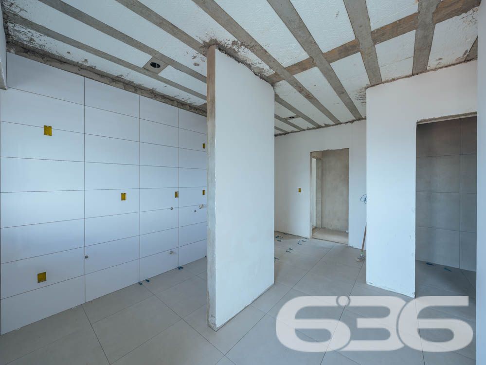 Apresentamos esta oportunidade única no bairro Fátima em Joinville/SC: um apartamento recém-construído, projetado com um olhar moderno e integrador para quem valoriza qualidade e localização. Com uma área construída de 70,07m², este imóvel é ideal para quem deseja um lar pronto para adicionar toques pessoais e decoração.
Este apartamento é composto por 2 dormitórios espaçosos, garantindo conforto para sua família. A sala de estar e jantar são integradas, criando um ambiente aberto e convidativo, perfeito para reunir amigos e familiares. A copa e a cozinha também são conjugadas, otimizando o espaço e facilitando o dia a dia.
A área de serviço é bem dimensionada e equipada para garantir praticidade. O banheiro, com acabamentos de qualidade, espera pelos detalhes finais de sua escolha. Além disso, este apartamento dispõe de uma garagem coberta, assegurando segurança e comodidade para seu veículo.
Uma das características marcantes deste imóvel é a sacada espaçosa, que oferece uma vista encantadora da cidade e arredores, permitindo um contato visual com o dinamismo urbano e a tranquilidade das áreas verdes próximas.
A localização é estratégica: situado em uma esquina do bairro Fátima, o imóvel está próximo a vias de acesso principais, facilitando o deslocamento para qualquer área da cidade. Serviços essenciais como escolas, hospitais, shopping centers e transporte público estão a poucos minutos de distância, conferindo ao imóvel uma posição privilegiada para o seu dia a dia.
Complementando este cenário, o imóvel é murado, garantindo privacidade e segurança, e permite animais, oferecendo um lar amigável para toda a família, incluindo seus pets. Além disso, o interfone instalado proporciona um controle de acesso seguro e eficiente.
Este imóvel na 636 Negócios Imobiliários representa uma combinação perfeita de conforto, conveniência e localização, projetado para quem busca um espaço para chamar de seu com todas as vantagens de um bairro bem estruturado e acolhedor. Não perca a chance de visitar e se encantar com o que pode ser seu próximo endereço em Joinville.
636 NEGÓCIOS IMOBILIÁRIOS: A SUA MELHOR ESCOLHA
Com mais de 30 anos de experiência, a 636 Negócios Imobiliários é sua parceira ideal para encontrar o imóvel perfeito. Estamos prontos para ajudá-lo a fazer deste imóvel o seu novo lar.
Telefone: (47) 3451-0636
WhatsApp: (47) 99190-0636
Não perca esta oportunidade única. Visite nosso site para mais informações: i636.com.br