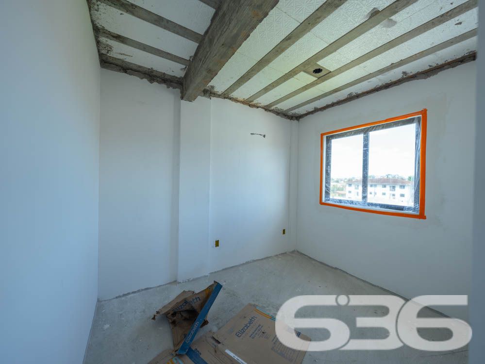 Apresentamos esta oportunidade única no bairro Fátima em Joinville/SC: um apartamento recém-construído, projetado com um olhar moderno e integrador para quem valoriza qualidade e localização. Com uma área construída de 70,07m², este imóvel é ideal para quem deseja um lar pronto para adicionar toques pessoais e decoração.
Este apartamento é composto por 2 dormitórios espaçosos, garantindo conforto para sua família. A sala de estar e jantar são integradas, criando um ambiente aberto e convidativo, perfeito para reunir amigos e familiares. A copa e a cozinha também são conjugadas, otimizando o espaço e facilitando o dia a dia.
A área de serviço é bem dimensionada e equipada para garantir praticidade. O banheiro, com acabamentos de qualidade, espera pelos detalhes finais de sua escolha. Além disso, este apartamento dispõe de uma garagem coberta, assegurando segurança e comodidade para seu veículo.
Uma das características marcantes deste imóvel é a sacada espaçosa, que oferece uma vista encantadora da cidade e arredores, permitindo um contato visual com o dinamismo urbano e a tranquilidade das áreas verdes próximas.
A localização é estratégica: situado em uma esquina do bairro Fátima, o imóvel está próximo a vias de acesso principais, facilitando o deslocamento para qualquer área da cidade. Serviços essenciais como escolas, hospitais, shopping centers e transporte público estão a poucos minutos de distância, conferindo ao imóvel uma posição privilegiada para o seu dia a dia.
Complementando este cenário, o imóvel é murado, garantindo privacidade e segurança, e permite animais, oferecendo um lar amigável para toda a família, incluindo seus pets. Além disso, o interfone instalado proporciona um controle de acesso seguro e eficiente.
Este imóvel na 636 Negócios Imobiliários representa uma combinação perfeita de conforto, conveniência e localização, projetado para quem busca um espaço para chamar de seu com todas as vantagens de um bairro bem estruturado e acolhedor. Não perca a chance de visitar e se encantar com o que pode ser seu próximo endereço em Joinville.
636 NEGÓCIOS IMOBILIÁRIOS: A SUA MELHOR ESCOLHA
Com mais de 30 anos de experiência, a 636 Negócios Imobiliários é sua parceira ideal para encontrar o imóvel perfeito. Estamos prontos para ajudá-lo a fazer deste imóvel o seu novo lar.
Telefone: (47) 3451-0636
WhatsApp: (47) 99190-0636
Não perca esta oportunidade única. Visite nosso site para mais informações: i636.com.br