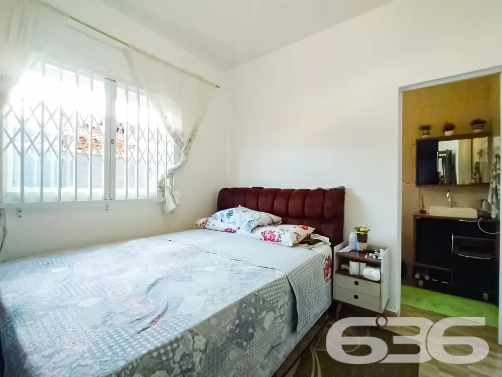 BELÍSSIMA CASA COM PISCINA E ÁREA DE FESTAS PRÓXIM