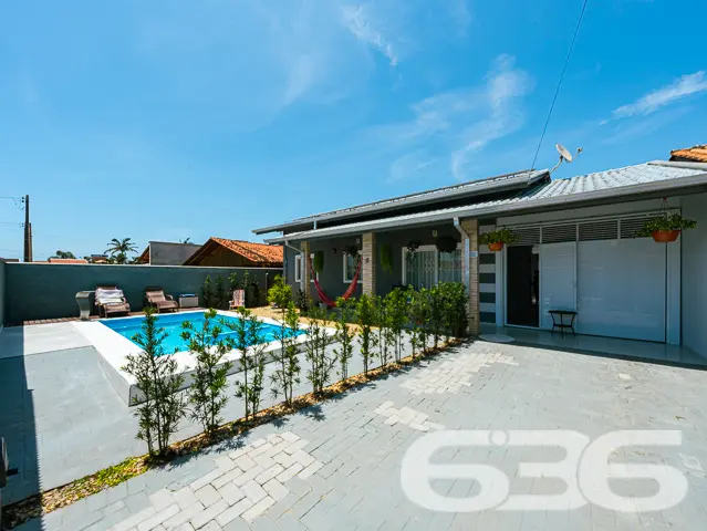 BELÍSSIMA CASA COM PISCINA E ÁREA DE FESTAS PRÓXIM