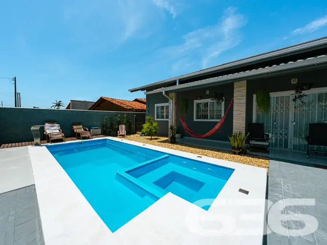 BELÍSSIMA CASA COM PISCINA E ÁREA DE FESTAS PRÓXIM