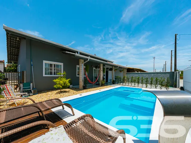 BELÍSSIMA CASA COM PISCINA E ÁREA DE FESTAS PRÓXIM