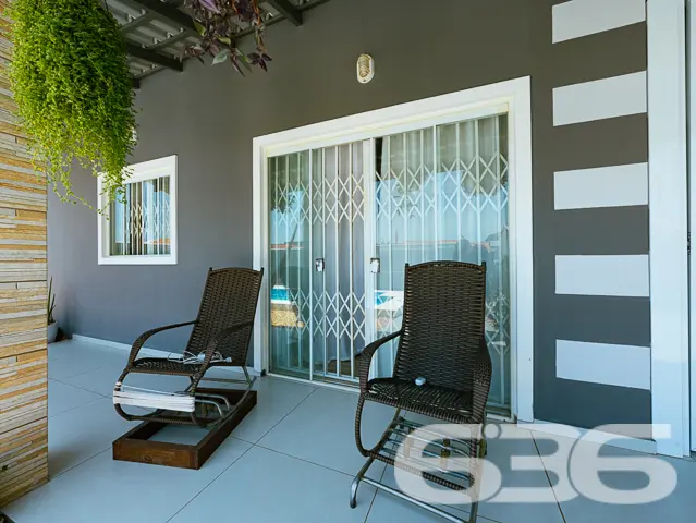 BELÍSSIMA CASA COM PISCINA E ÁREA DE FESTAS PRÓXIM