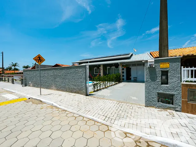 BELÍSSIMA CASA COM PISCINA E ÁREA DE FESTAS PRÓXIM