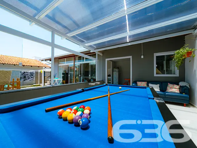 BELÍSSIMA CASA COM PISCINA E ÁREA DE FESTAS PRÓXIM