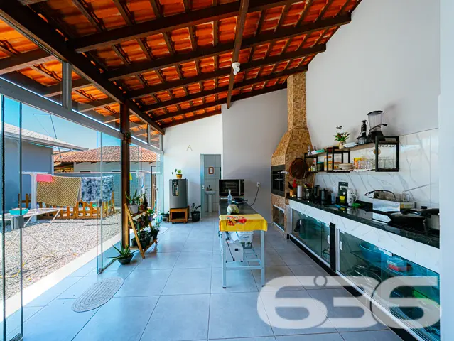 BELÍSSIMA CASA COM PISCINA E ÁREA DE FESTAS PRÓXIM