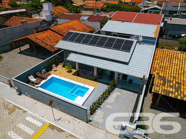 BELÍSSIMA CASA COM PISCINA E ÁREA DE FESTAS PRÓXIM