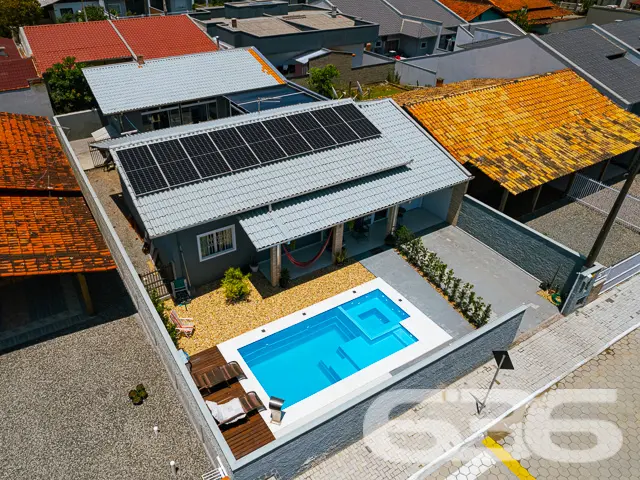 BELÍSSIMA CASA COM PISCINA E ÁREA DE FESTAS PRÓXIM